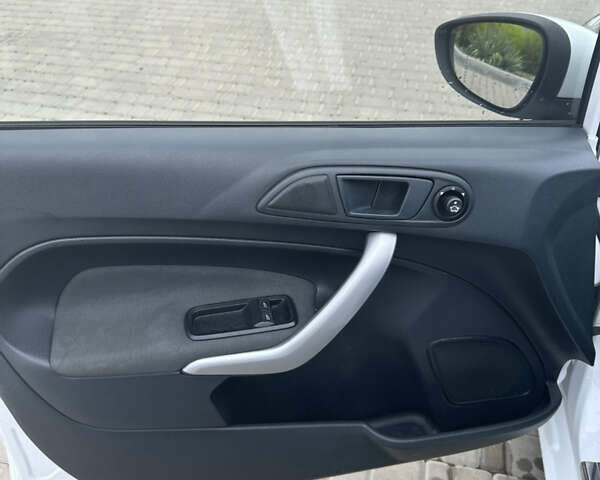 Белый Форд Фиеста, объемом двигателя 1.39 л и пробегом 90 тыс. км за 7500 $, фото 10 на Automoto.ua