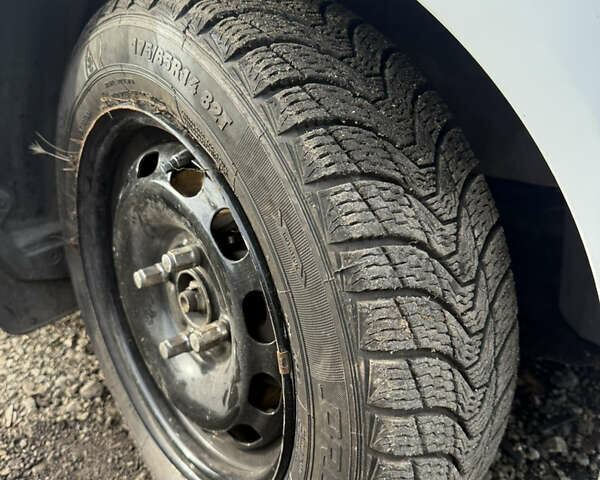 Білий Форд Фієста, об'ємом двигуна 1.24 л та пробігом 103 тис. км за 2000 $, фото 7 на Automoto.ua