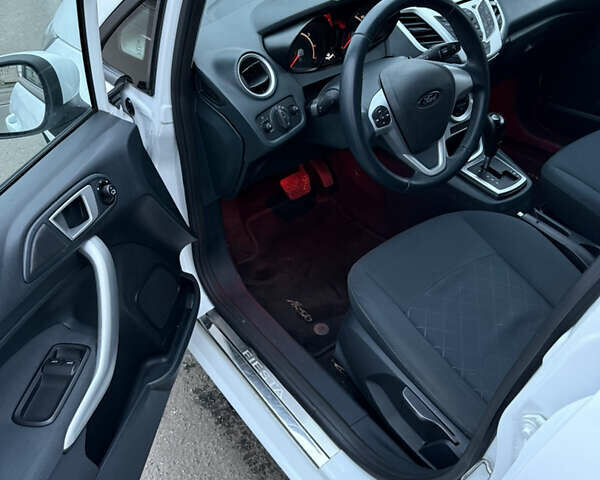 Білий Форд Фієста, об'ємом двигуна 1.39 л та пробігом 110 тис. км за 6950 $, фото 15 на Automoto.ua