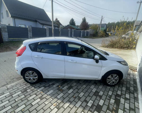 Белый Форд Фиеста, объемом двигателя 1.24 л и пробегом 250 тыс. км за 4900 $, фото 4 на Automoto.ua