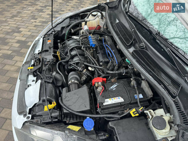 Белый Форд Фиеста, объемом двигателя 1.24 л и пробегом 122 тыс. км за 4900 $, фото 31 на Automoto.ua