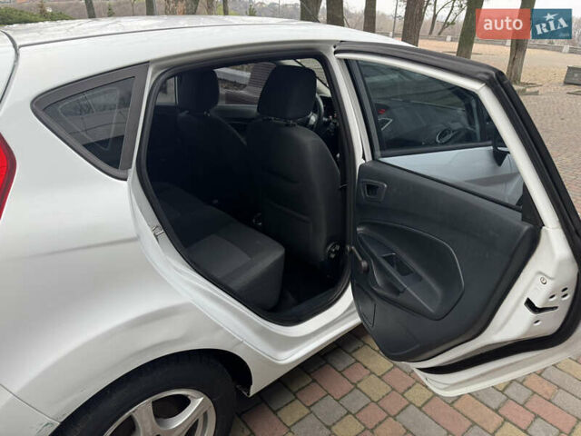 Білий Форд Фієста, об'ємом двигуна 1.25 л та пробігом 170 тис. км за 5700 $, фото 10 на Automoto.ua