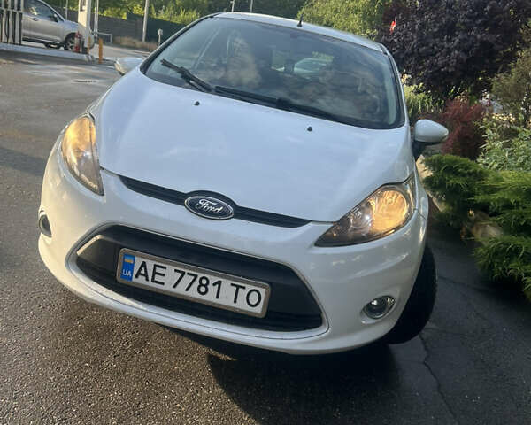 Белый Форд Фиеста, объемом двигателя 1.25 л и пробегом 200 тыс. км за 5200 $, фото 1 на Automoto.ua
