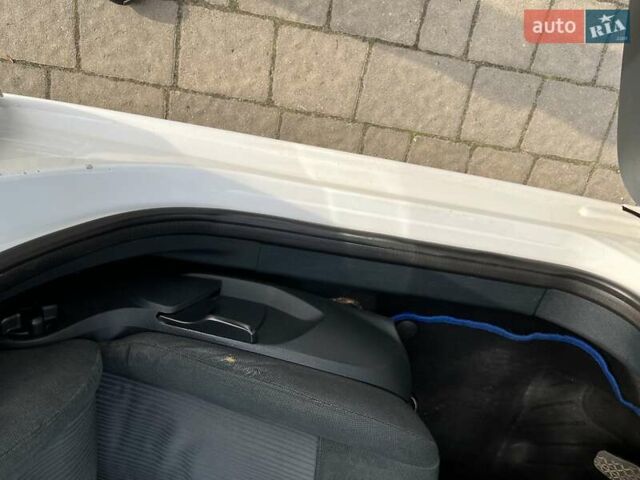 Білий Форд Фієста, об'ємом двигуна 1.4 л та пробігом 234 тис. км за 5000 $, фото 45 на Automoto.ua