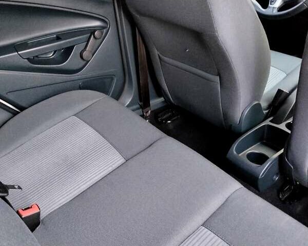 Білий Форд Фієста, об'ємом двигуна 1.24 л та пробігом 164 тис. км за 6500 $, фото 5 на Automoto.ua