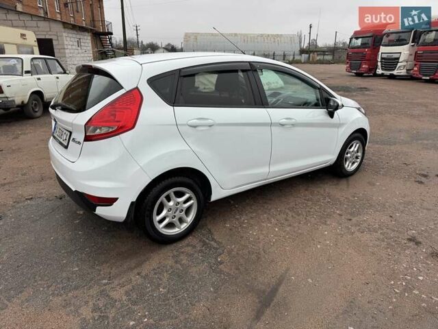 Белый Форд Фиеста, объемом двигателя 1.3 л и пробегом 117 тыс. км за 6400 $, фото 6 на Automoto.ua