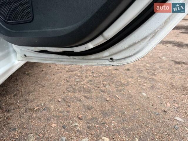 Белый Форд Фиеста, объемом двигателя 1.3 л и пробегом 117 тыс. км за 6400 $, фото 38 на Automoto.ua