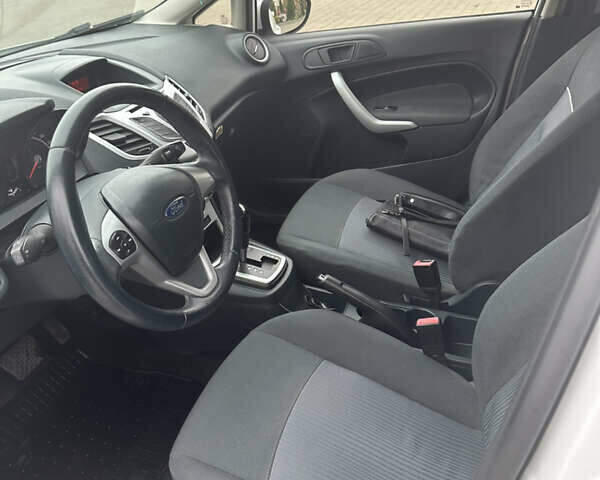 Белый Форд Фиеста, объемом двигателя 1.39 л и пробегом 90 тыс. км за 7500 $, фото 9 на Automoto.ua