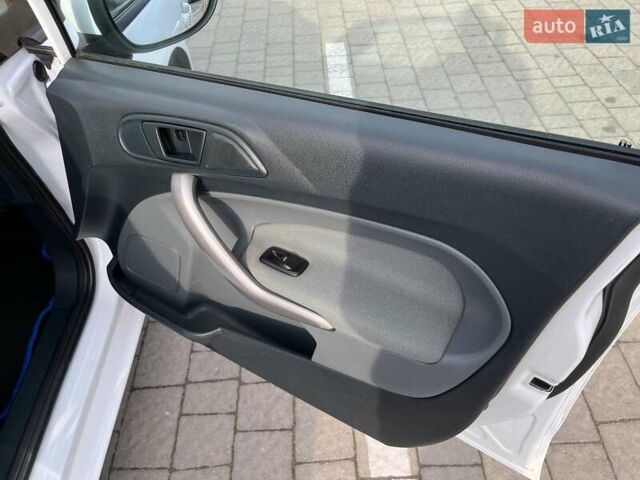 Білий Форд Фієста, об'ємом двигуна 1.4 л та пробігом 234 тис. км за 5000 $, фото 28 на Automoto.ua
