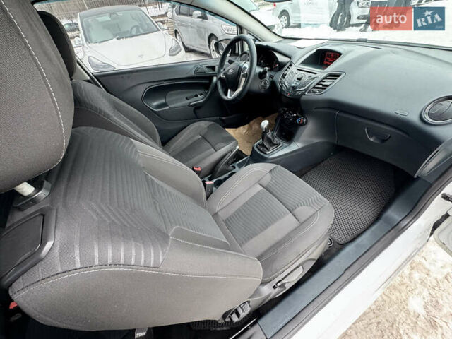 Білий Форд Фієста, об'ємом двигуна 1.4 л та пробігом 233 тис. км за 4800 $, фото 22 на Automoto.ua