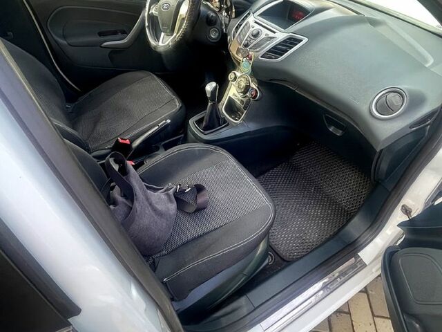 Білий Форд Фієста, об'ємом двигуна 1.2 л та пробігом 250 тис. км за 4999 $, фото 1 на Automoto.ua