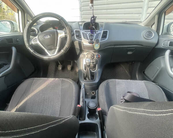 Белый Форд Фиеста, объемом двигателя 1.24 л и пробегом 250 тыс. км за 4900 $, фото 7 на Automoto.ua