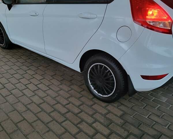 Белый Форд Фиеста, объемом двигателя 1.4 л и пробегом 198 тыс. км за 6700 $, фото 4 на Automoto.ua