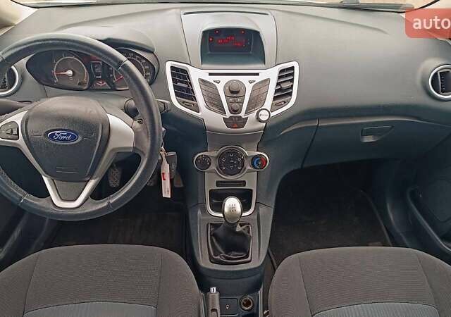 Белый Форд Фиеста, объемом двигателя 1.2 л и пробегом 134 тыс. км за 5556 $, фото 7 на Automoto.ua