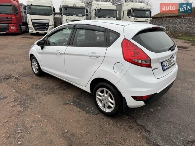 Белый Форд Фиеста, объемом двигателя 1.3 л и пробегом 117 тыс. км за 6400 $, фото 5 на Automoto.ua