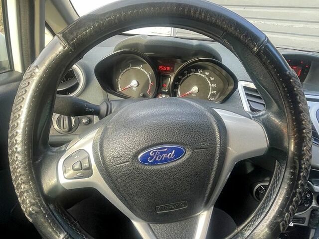 Білий Форд Фієста, об'ємом двигуна 1.2 л та пробігом 250 тис. км за 4999 $, фото 3 на Automoto.ua