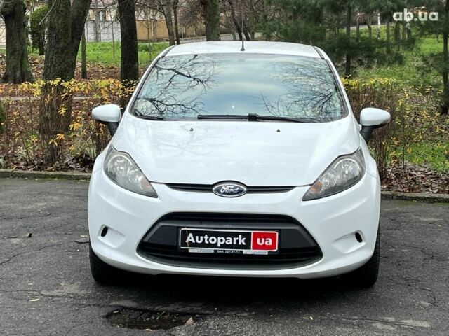 Белый Форд Фиеста, объемом двигателя 1.4 л и пробегом 240 тыс. км за 5990 $, фото 1 на Automoto.ua