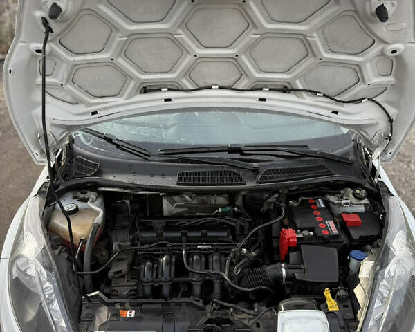 Білий Форд Фієста, об'ємом двигуна 1.24 л та пробігом 103 тис. км за 2000 $, фото 8 на Automoto.ua