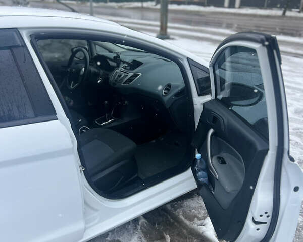 Білий Форд Фієста, об'ємом двигуна 1.39 л та пробігом 105 тис. км за 7199 $, фото 4 на Automoto.ua