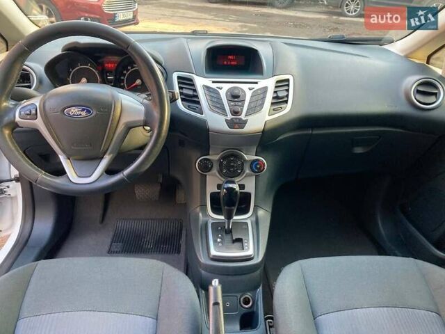 Белый Форд Фиеста, объемом двигателя 1.39 л и пробегом 141 тыс. км за 6700 $, фото 4 на Automoto.ua