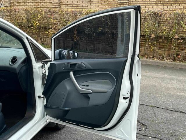 Білий Форд Фієста, об'ємом двигуна 1.4 л та пробігом 240 тис. км за 5990 $, фото 6 на Automoto.ua