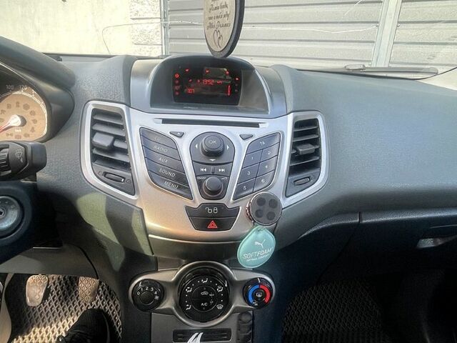 Білий Форд Фієста, об'ємом двигуна 1.2 л та пробігом 250 тис. км за 4999 $, фото 2 на Automoto.ua