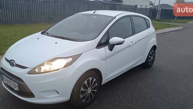 Белый Форд Фиеста, объемом двигателя 1.24 л и пробегом 264 тыс. км за 5500 $, фото 2 на Automoto.ua