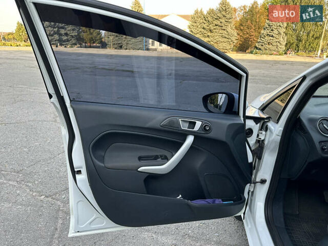 Белый Форд Фиеста, объемом двигателя 1.39 л и пробегом 244 тыс. км за 6350 $, фото 12 на Automoto.ua