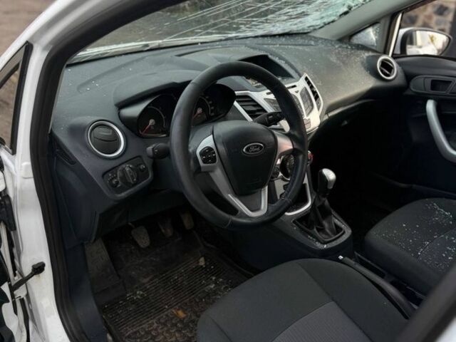 Білий Форд Фієста, об'ємом двигуна 1.2 л та пробігом 103 тис. км за 2200 $, фото 9 на Automoto.ua