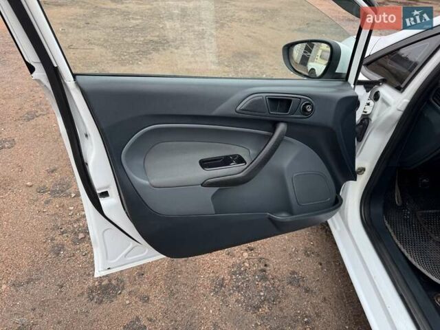 Белый Форд Фиеста, объемом двигателя 1.3 л и пробегом 117 тыс. км за 6400 $, фото 28 на Automoto.ua