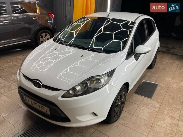 Белый Форд Фиеста, объемом двигателя 1.4 л и пробегом 140 тыс. км за 7300 $, фото 5 на Automoto.ua