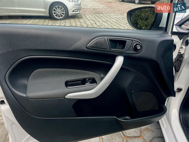 Білий Форд Фієста, об'ємом двигуна 1.39 л та пробігом 222 тис. км за 6800 $, фото 8 на Automoto.ua