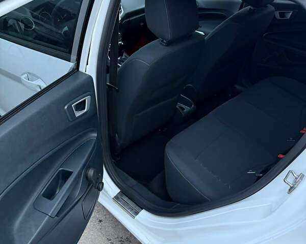 Білий Форд Фієста, об'ємом двигуна 1.39 л та пробігом 110 тис. км за 6950 $, фото 13 на Automoto.ua