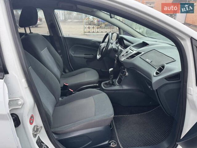 Белый Форд Фиеста, объемом двигателя 1.24 л и пробегом 122 тыс. км за 4900 $, фото 23 на Automoto.ua