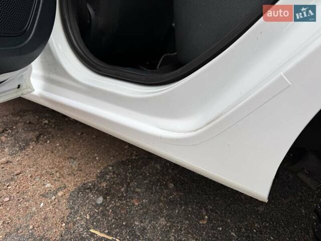 Белый Форд Фиеста, объемом двигателя 1.3 л и пробегом 117 тыс. км за 6400 $, фото 36 на Automoto.ua