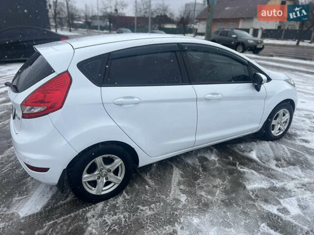 Білий Форд Фієста, об'ємом двигуна 1.39 л та пробігом 105 тис. км за 7199 $, фото 3 на Automoto.ua