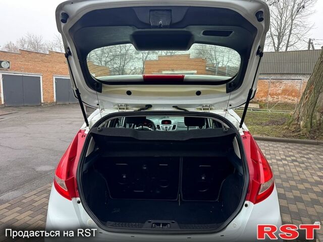 Білий Форд Фієста, об'ємом двигуна 1.2 л та пробігом 122 тис. км за 4900 $, фото 11 на Automoto.ua