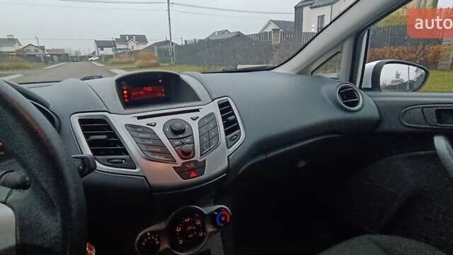 Белый Форд Фиеста, объемом двигателя 1.24 л и пробегом 264 тыс. км за 5500 $, фото 3 на Automoto.ua