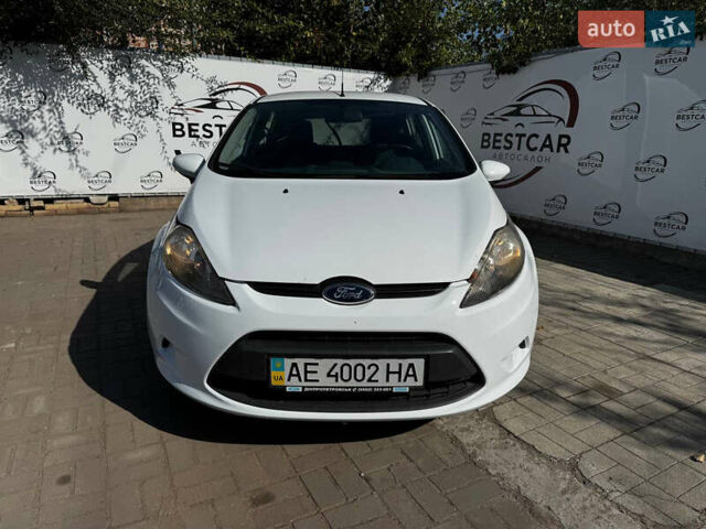 Форд Фиеста 2011 в Днепре (Днепропетровске) на Automoto.ua Белый Форд Фиеста, объемом двигателя 1.4 л и пробегом 160 тыс. км за 5999 $, фото 4 на Automoto.ua