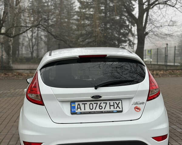Белый Форд Фиеста, объемом двигателя 1.3 л и пробегом 150 тыс. км за 6200 $, фото 3 на Automoto.ua