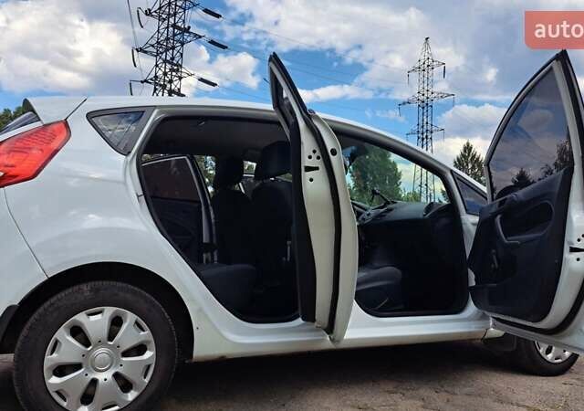 Белый Форд Фиеста, объемом двигателя 1.24 л и пробегом 176 тыс. км за 5600 $, фото 3 на Automoto.ua
