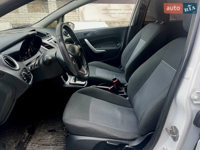 Білий Форд Фієста, об'ємом двигуна 1.39 л та пробігом 222 тис. км за 6800 $, фото 10 на Automoto.ua