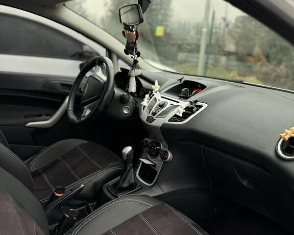 Белый Форд Фиеста, объемом двигателя 1.3 л и пробегом 150 тыс. км за 6200 $, фото 7 на Automoto.ua