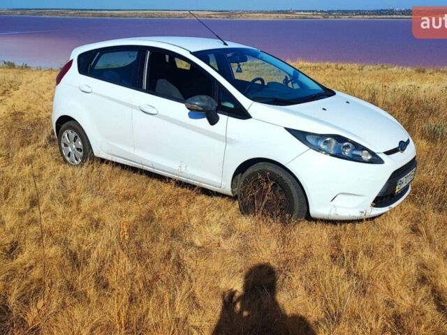 Белый Форд Фиеста, объемом двигателя 1.4 л и пробегом 128 тыс. км за 7900 $, фото 4 на Automoto.ua