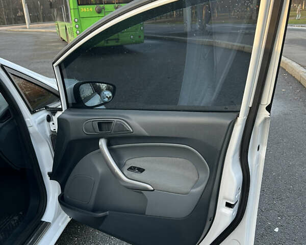 Білий Форд Фієста, об'ємом двигуна 1.24 л та пробігом 128 тис. км за 5300 $, фото 16 на Automoto.ua