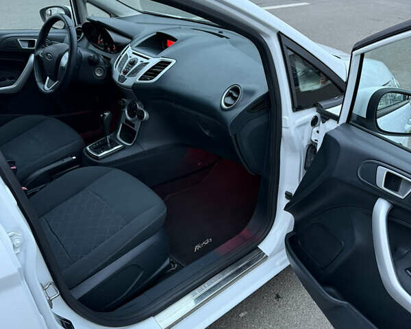 Білий Форд Фієста, об'ємом двигуна 1.39 л та пробігом 110 тис. км за 6950 $, фото 8 на Automoto.ua