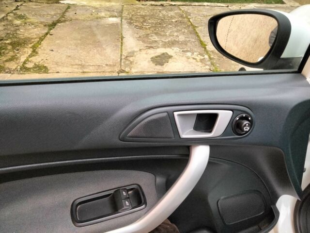 Белый Форд Фиеста, объемом двигателя 1.6 л и пробегом 205 тыс. км за 4500 $, фото 4 на Automoto.ua