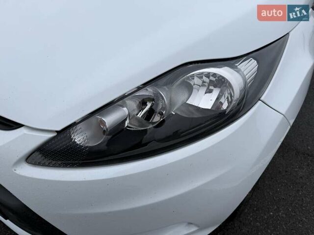 Білий Форд Фієста, об'ємом двигуна 1.4 л та пробігом 49 тис. км за 7500 $, фото 13 на Automoto.ua