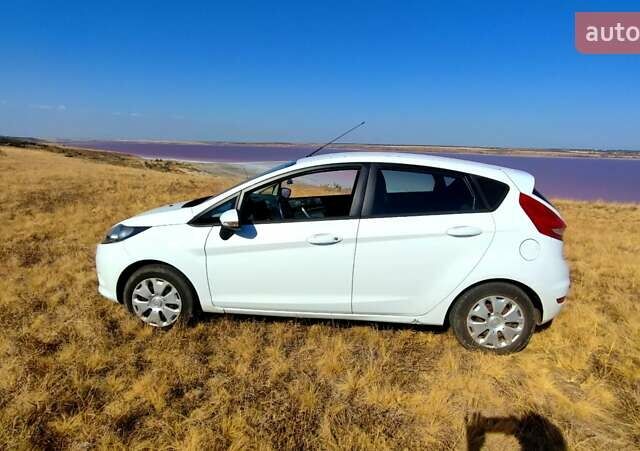 Белый Форд Фиеста, объемом двигателя 1.4 л и пробегом 128 тыс. км за 7900 $, фото 3 на Automoto.ua