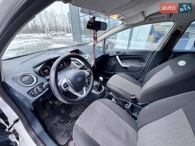 Білий Форд Фієста, об'ємом двигуна 1.2 л та пробігом 150 тис. км за 5250 $, фото 23 на Automoto.ua
